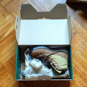 Brand New Women's Danner Explorer 650 Hiking Boots Size 9.5